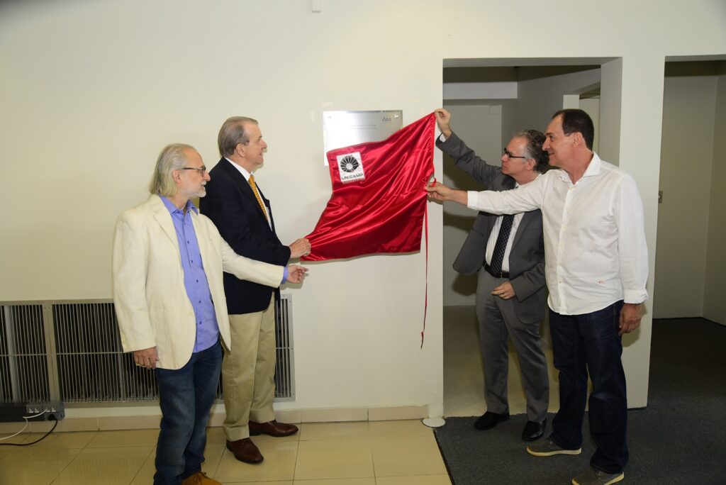 Professores Alcir Pécora, Carlos Vogt, Marcelo Knobel e Anderson Fauth descerram a placa de inauguração do IdEA