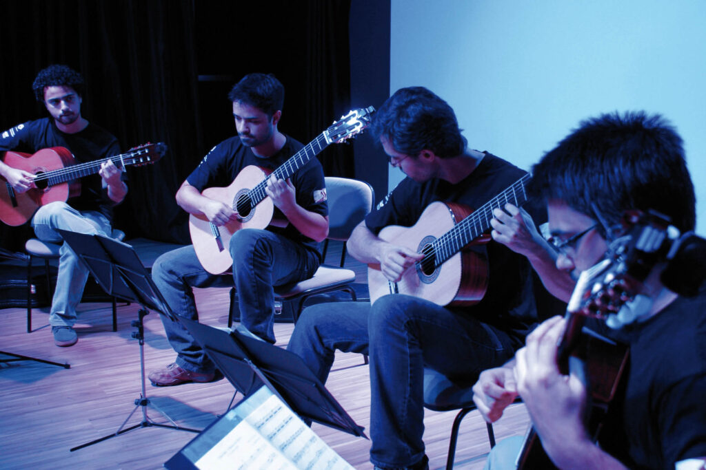 Quarteto Feito à Mão toca Villa-Lobos