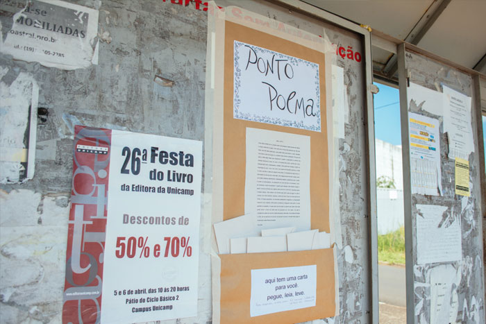 Confira as fotos da primera intervenção do Ponto Poema nos pontos de ônibus da Unicamp