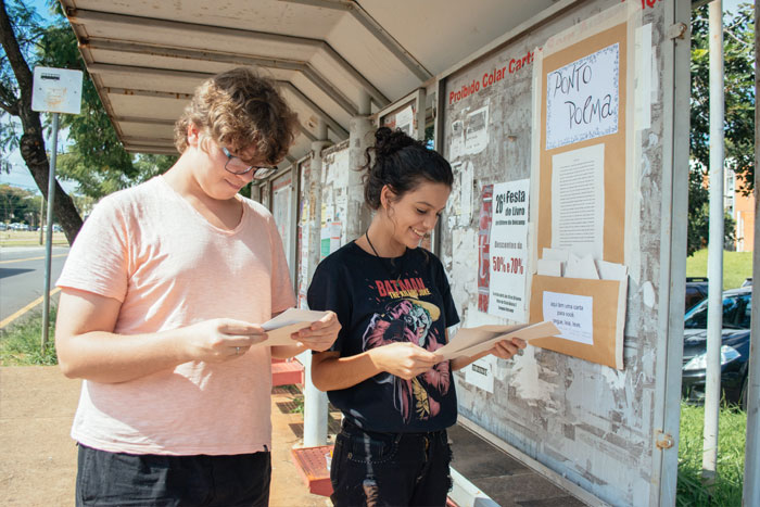 Confira as fotos da primera intervenção do Ponto Poema nos pontos de ônibus da Unicamp