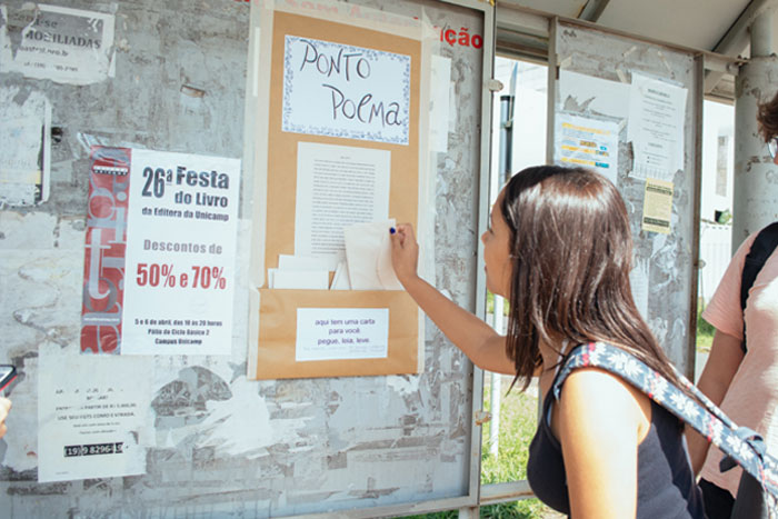 Confira as fotos da primera intervenção do Ponto Poema nos pontos de ônibus da Unicamp