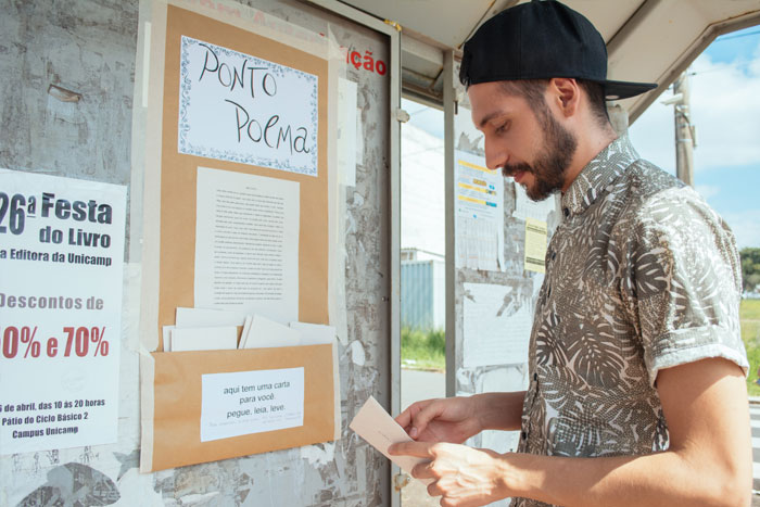 Confira as fotos da primera intervenção do Ponto Poema nos pontos de ônibus da Unicamp