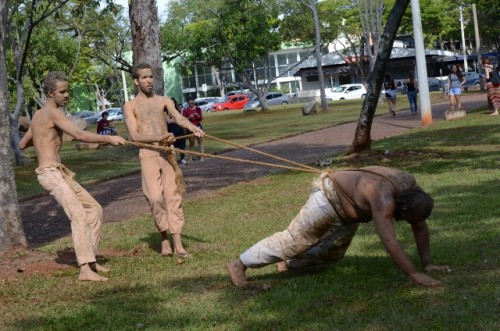 Carcaças faz intervenção na Praça do Ciclo Básico