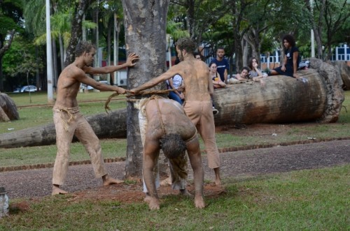 Carcaças faz intervenção na Praça do Ciclo Básico