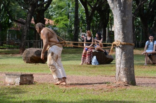 Carcaças faz intervenção na Praça do Ciclo Básico