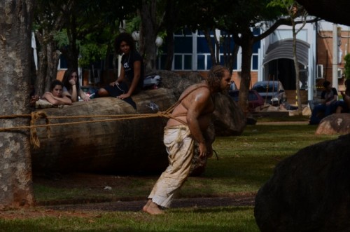 Carcaças faz intervenção na Praça do Ciclo Básico