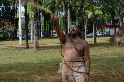 Carcaças faz intervenção na Praça do Ciclo Básico