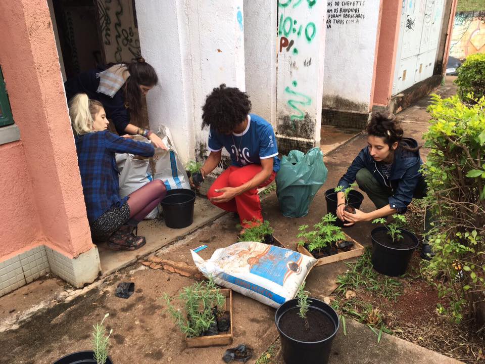 Confira as fotos da criação do jardim terapêutico pelo Revitalizar e Moras Ateliê (26 e 27 de abril)