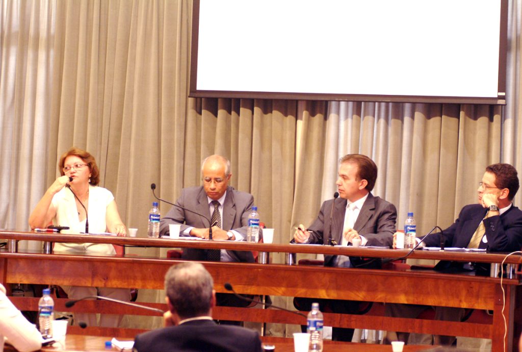 Foto da Mesa da Comissão de Saúde e Higiene da Assembléia Legislativa do Estado de São Paulo