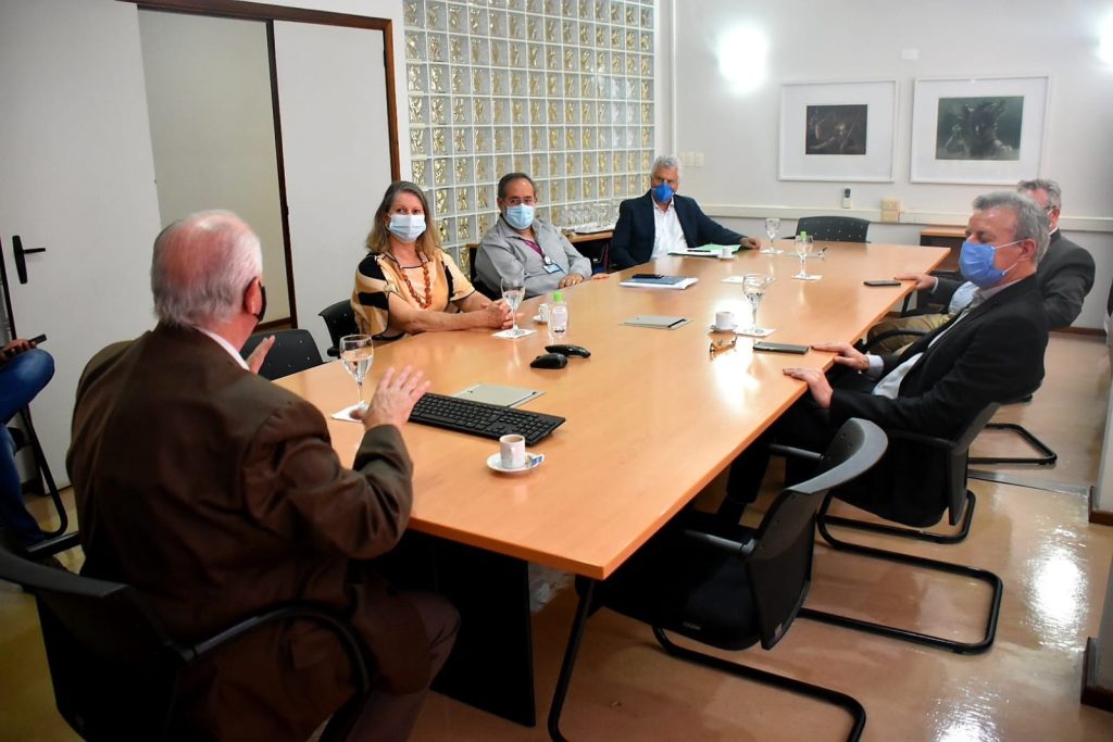 Foto da Reunião em que o Deputado Barros Munhoz anuncia ao reitor Tom Zé emenda de R$ 950 mil para o HC