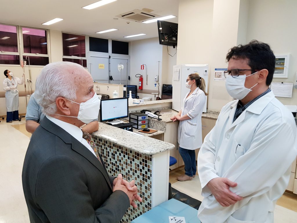 Deputado federal Gilberto Nascimento visita áreas de oncologia e imagenologia do HC