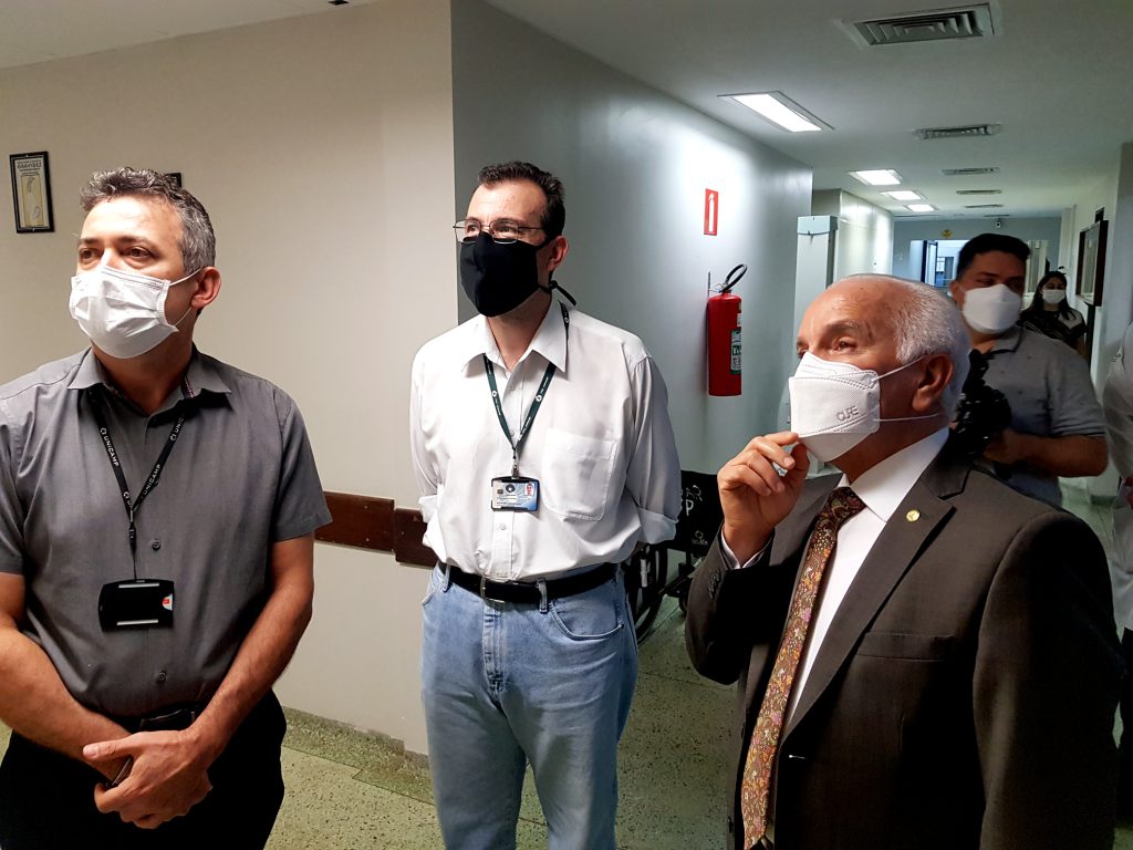 Deputado federal Gilberto Nascimento visita áreas de oncologia e imagenologia do HC