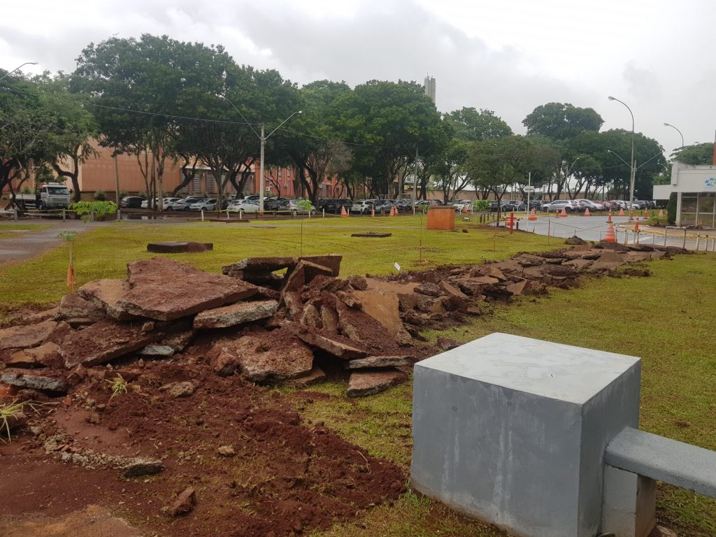 Foto de obras de melhoria do calçamento de acesso ao hospital, CEB, CAISM e deptos da FCM