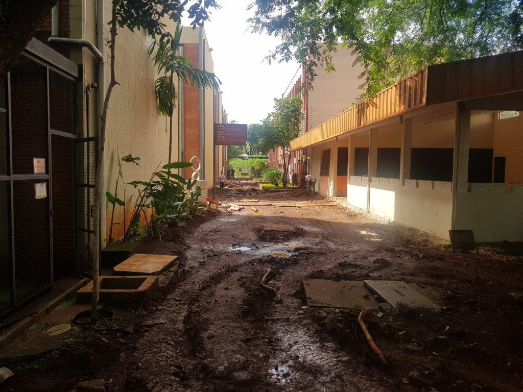 Foto de obras de melhoria do calçamento de acesso ao hospital, CEB, CAISM e deptos da FCM