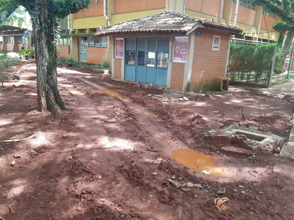 Foto de obras de melhoria do calçamento de acesso ao hospital, CEB, CAISM e deptos da FCM