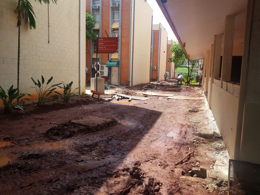 Foto de obras de melhoria do calçamento de acesso ao hospital, CEB, CAISM e deptos da FCM