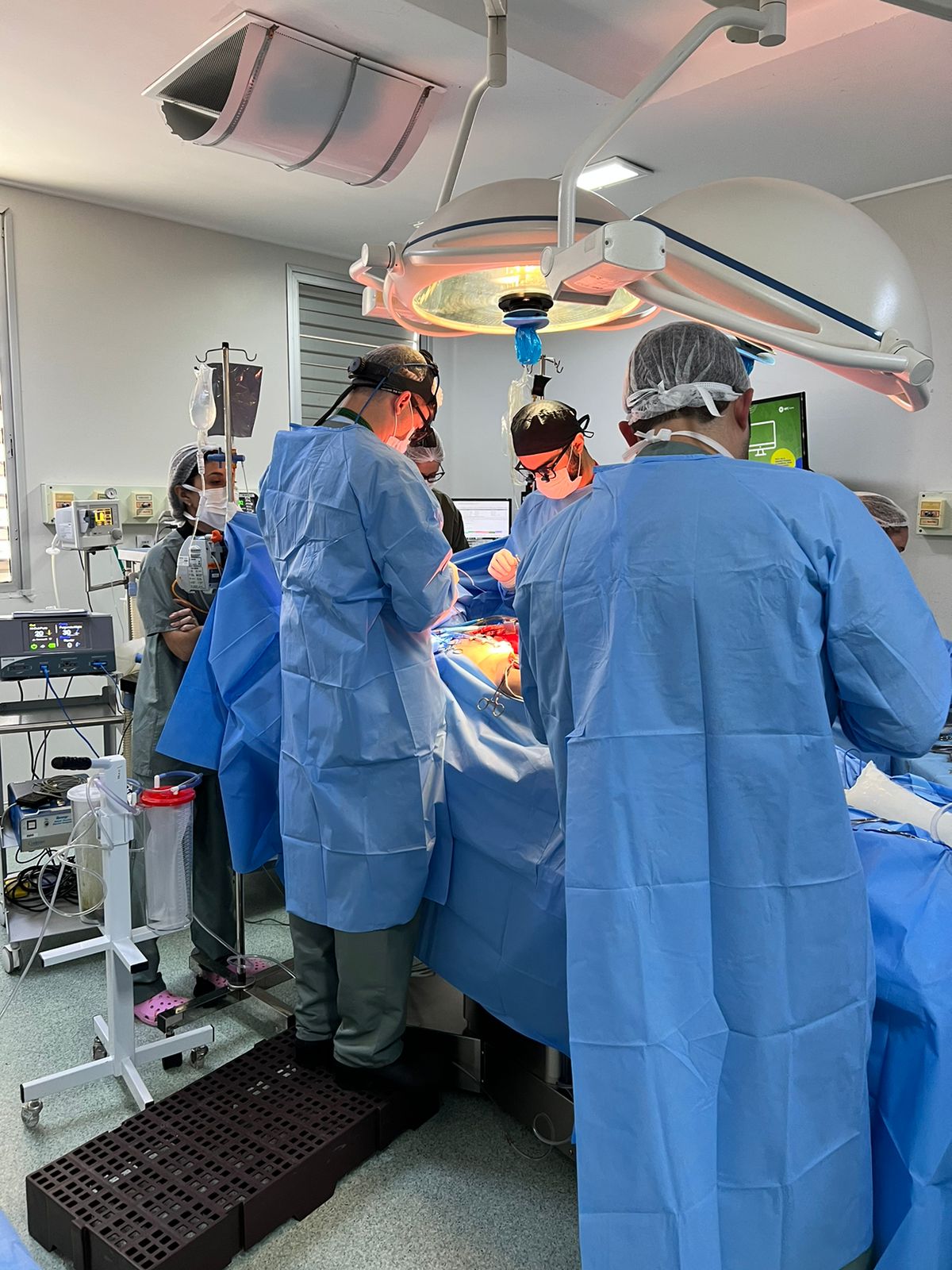 Foto da equipe de cirurgia cardíaca envolvida no transplante na sala de operação