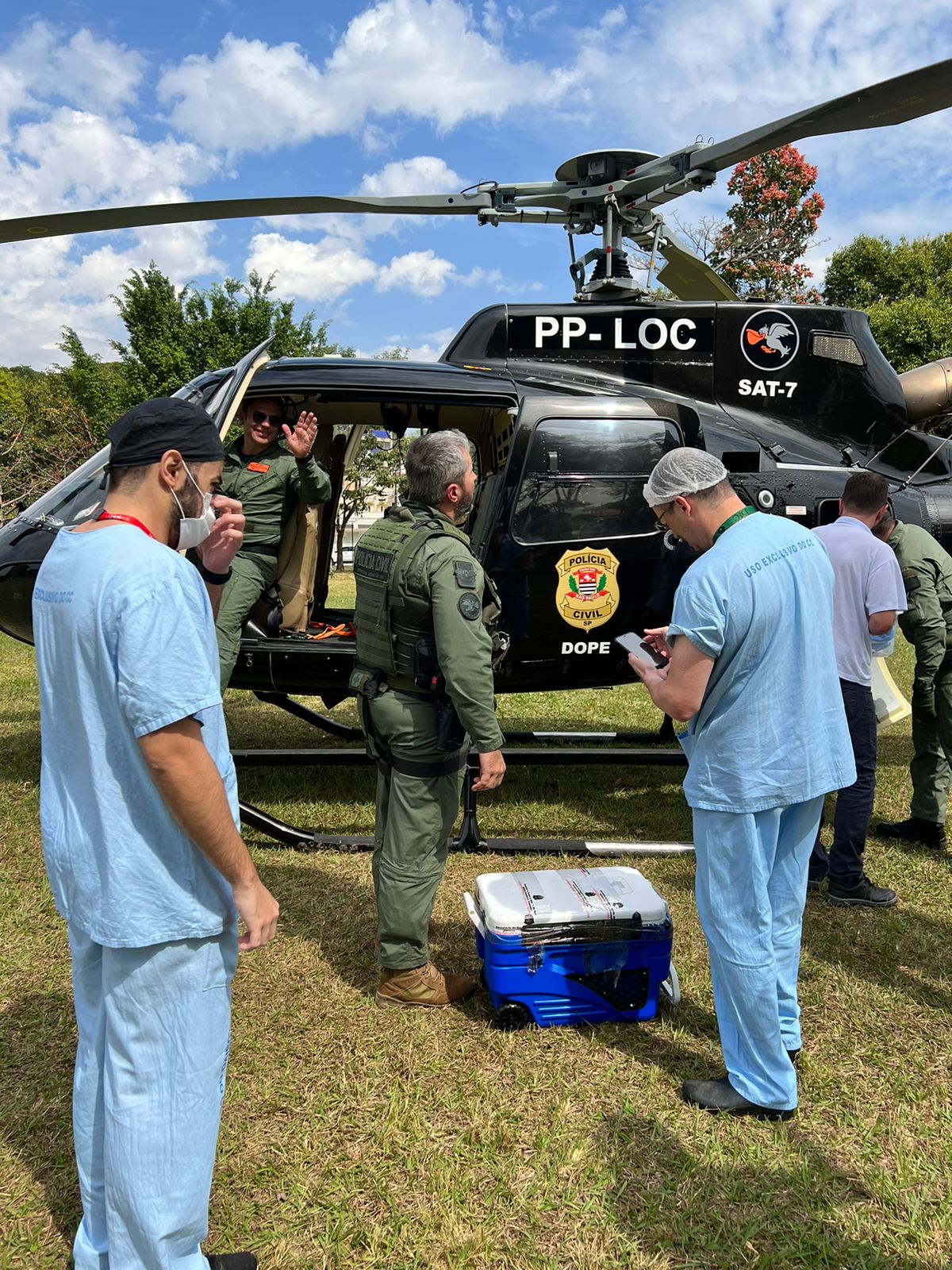 Foto do helicóptero Pelicano do Departamento de Operações Policiais Estratégicas da Polícia Civil recebendo a equipe e o orgão