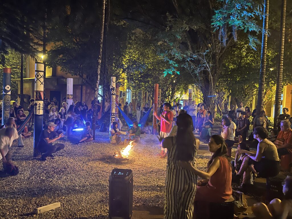 Atividade noturna no Jardim dos Saberes Ancestrais (Imagem: Malu Arruda e Alik Wunder)