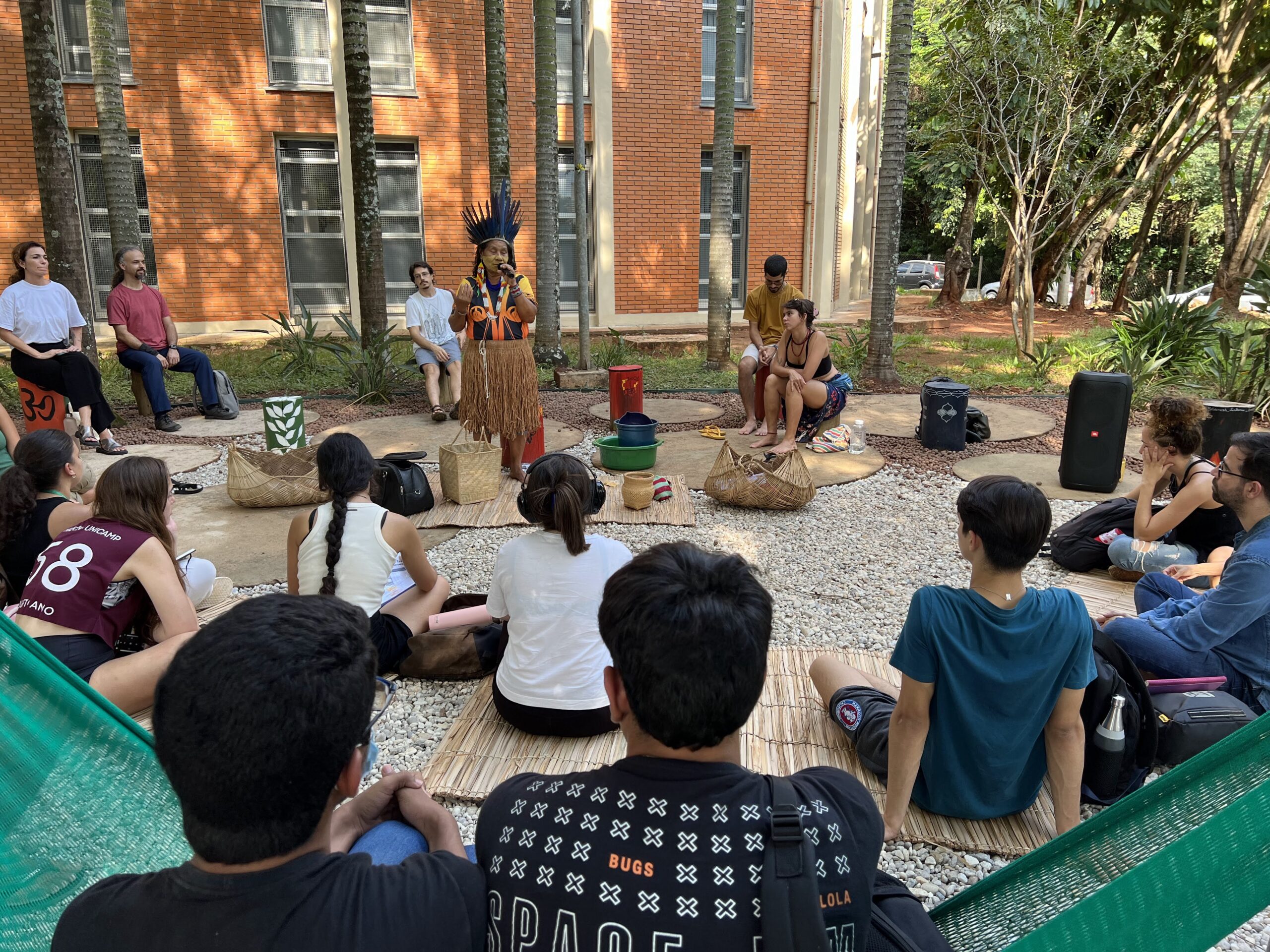 Atividade no Jardim dos Saberes Ancestrais (Imagem: Malu Arruda e Alik Wunder)