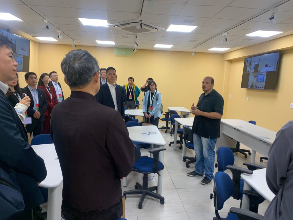 Comitiva chinesa na sala de Videoconferência da Coordenação de Educação a Distância da FE.
