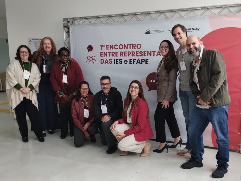 Grupo de docentes e servidores da FE-Unicamp composto por: a diretora, professora Débora Jeffrey; o diretor-associado, professor Guilherme do Val Toledo Prado; a professora Adriana Varani, da Comissão Permanente de Formação de Professores (CPFP); os docentes André Gonçalves, da Coordenação Licenciatura Integrada Química/Física; Gabriela Tebet, da Coordenação Associada Licenciatura em Pedagogia e Miguel Ribeiro, da Coordenação de Extensão, Eventos e Projetos Especiais; a Coordenadora Técnica Tassiane Bragagnolo; e a Assistente Técnica de Apoio à Extensão, Juliana Marques.