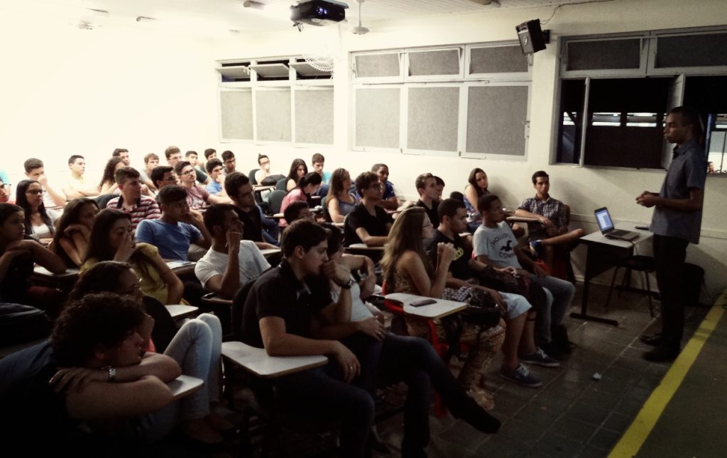 Palestra de Fernando Antonio da Silva sobre políticas de transferência de renda.